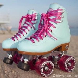 Moxi Beach Bunny Rollerskates NEW IN BOX